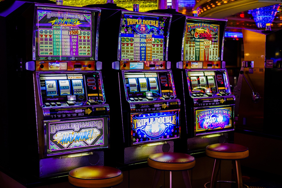 3 buah mesin slot yang ada di kasino